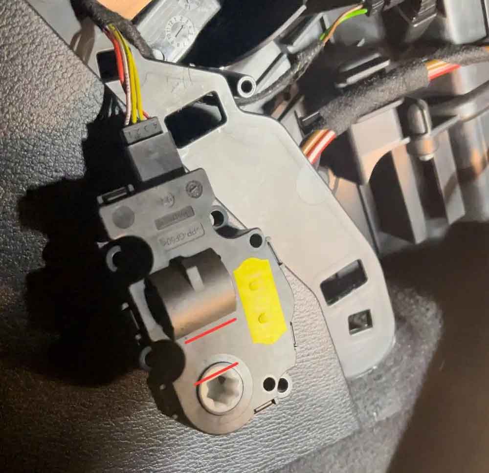 Правильное положение моторчика заслонки